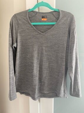 Icebreaker V neck base layer - XL